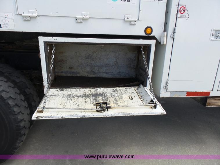 image for item N9404 2003 International 7400 bucket truck