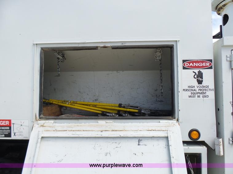 image for item N9404 2003 International 7400 bucket truck