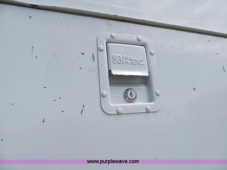 image for item N9404 2003 International 7400 bucket truck