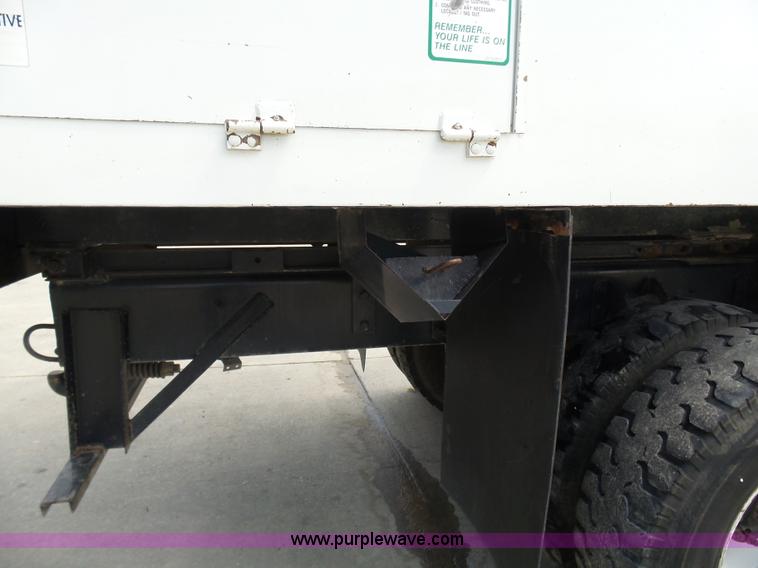 image for item N9404 2003 International 7400 bucket truck