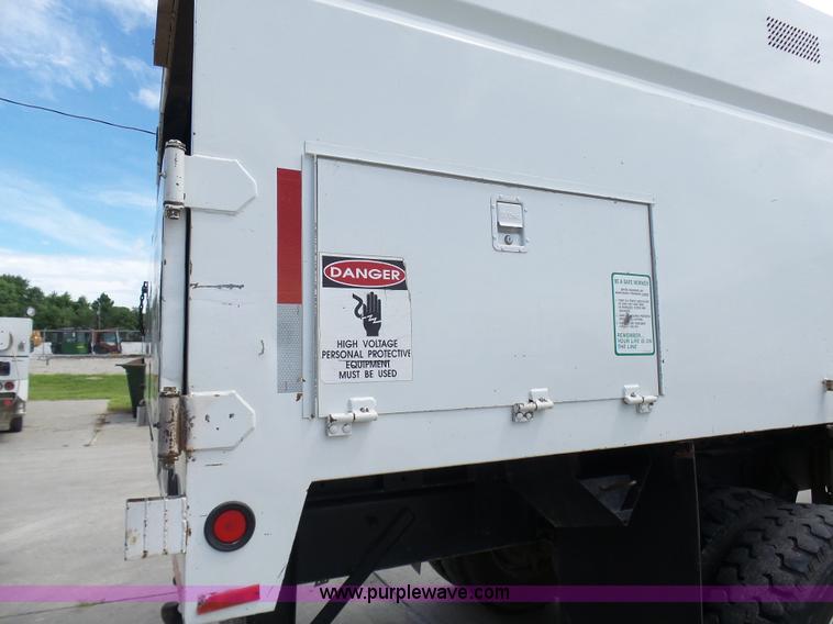 image for item N9404 2003 International 7400 bucket truck