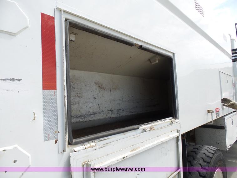 image for item N9404 2003 International 7400 bucket truck