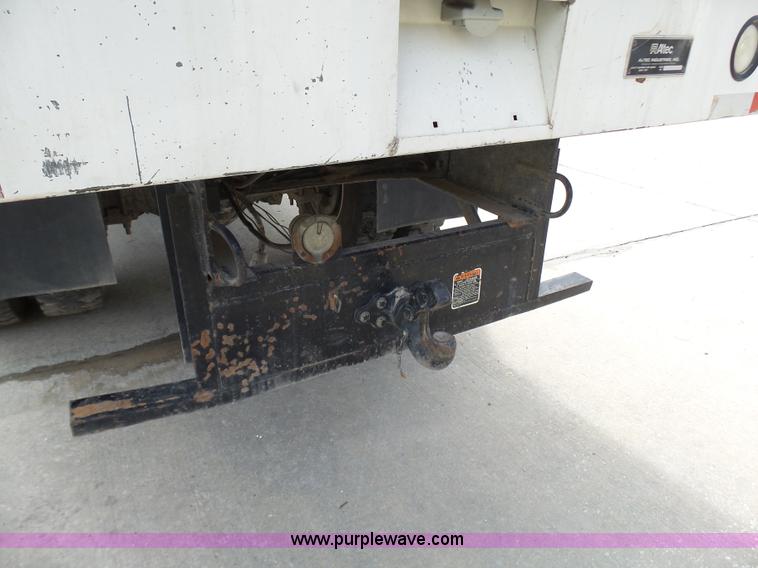 image for item N9404 2003 International 7400 bucket truck