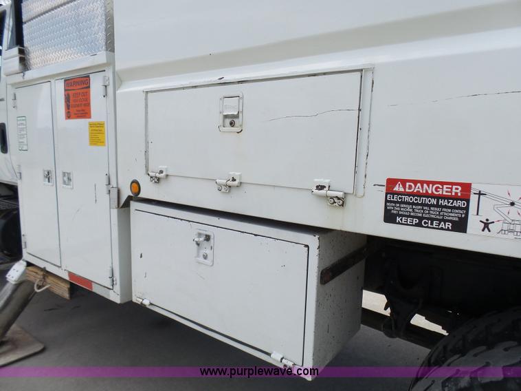 image for item N9404 2003 International 7400 bucket truck