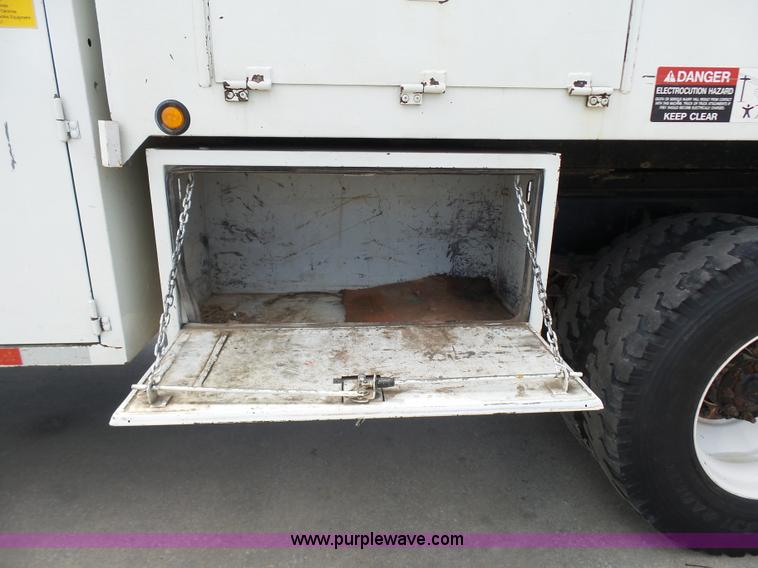 image for item N9404 2003 International 7400 bucket truck