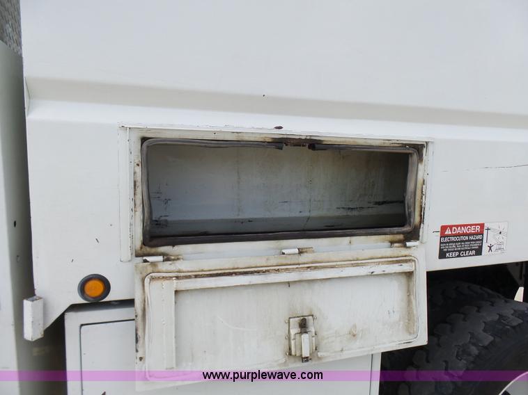 image for item N9404 2003 International 7400 bucket truck