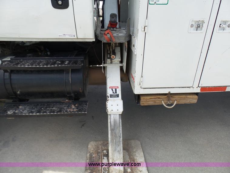 image for item N9404 2003 International 7400 bucket truck