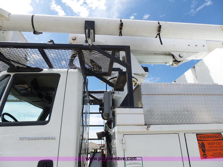 image for item N9404 2003 International 7400 bucket truck