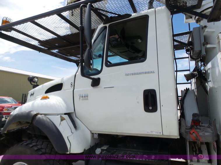 image for item N9404 2003 International 7400 bucket truck