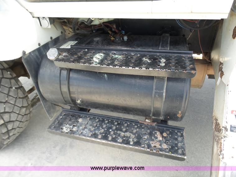 image for item N9404 2003 International 7400 bucket truck