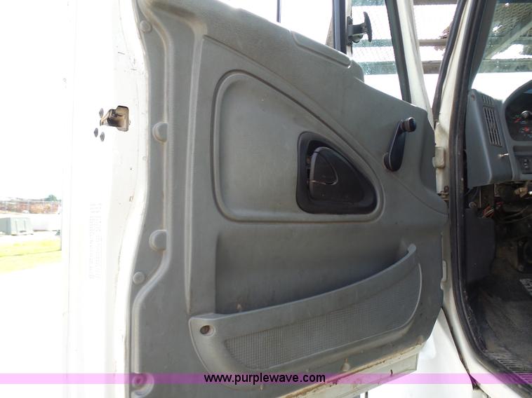 image for item N9404 2003 International 7400 bucket truck