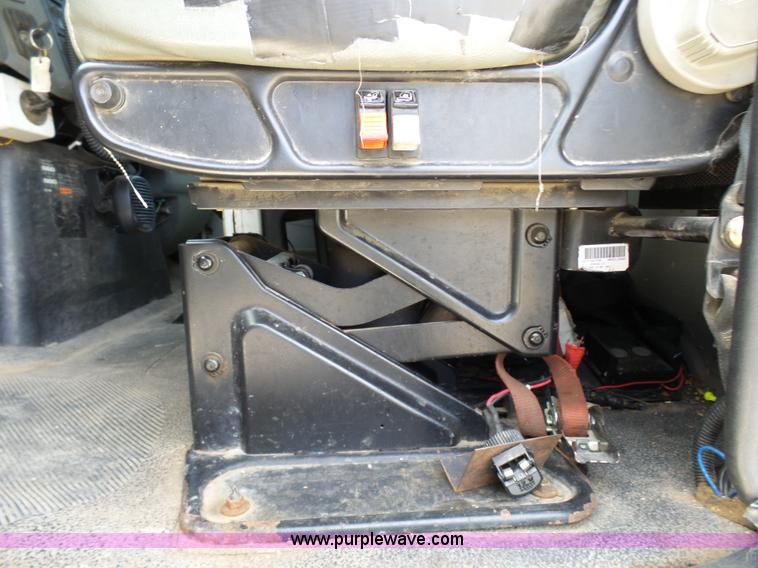 image for item N9404 2003 International 7400 bucket truck