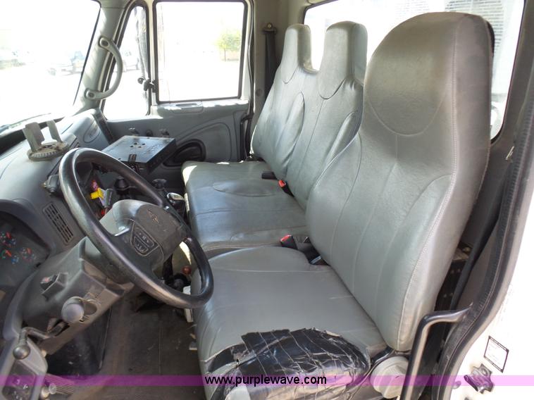 image for item N9404 2003 International 7400 bucket truck