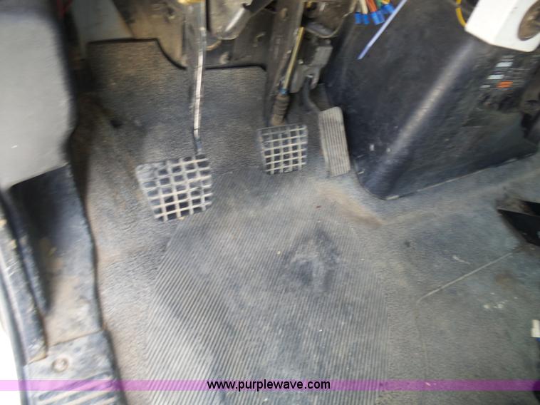 image for item N9404 2003 International 7400 bucket truck