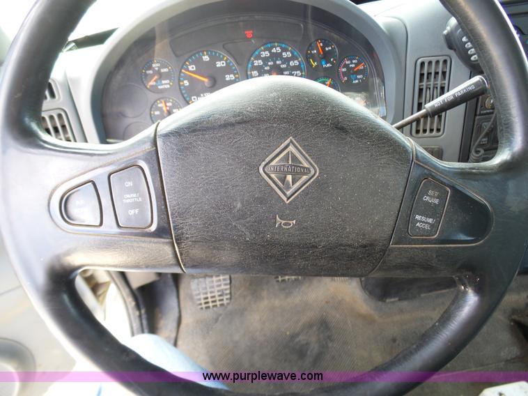 image for item N9404 2003 International 7400 bucket truck