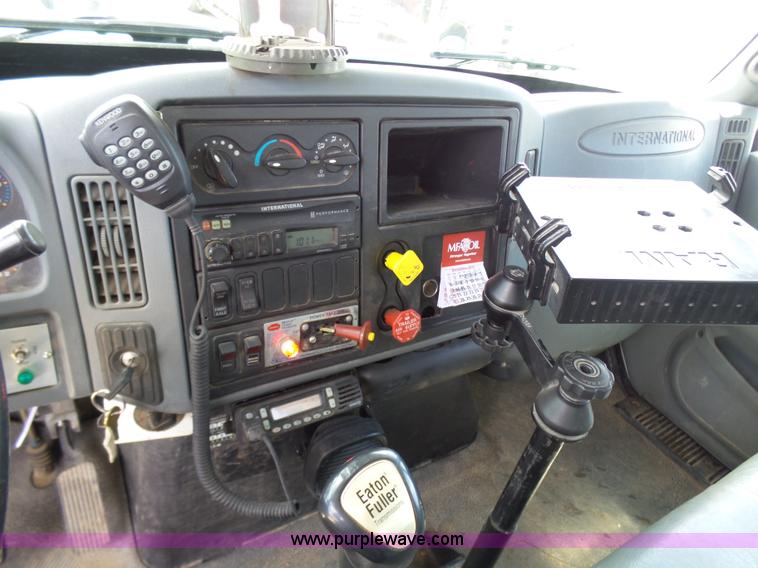 image for item N9404 2003 International 7400 bucket truck