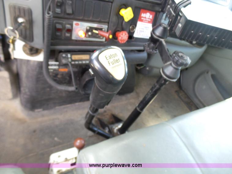 image for item N9404 2003 International 7400 bucket truck