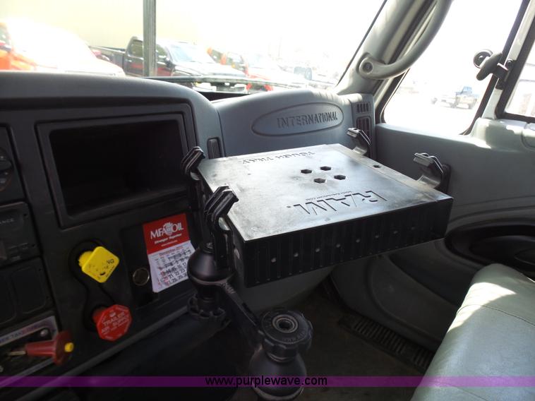 image for item N9404 2003 International 7400 bucket truck