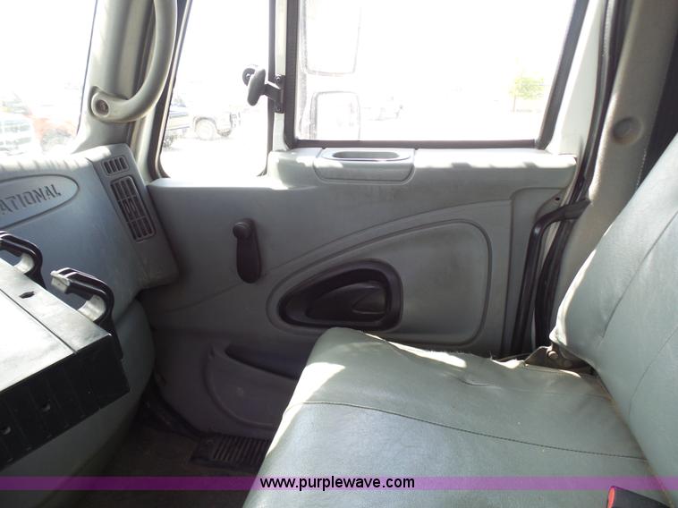 image for item N9404 2003 International 7400 bucket truck