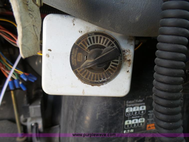 image for item N9404 2003 International 7400 bucket truck