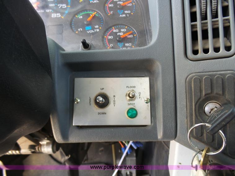 image for item N9404 2003 International 7400 bucket truck