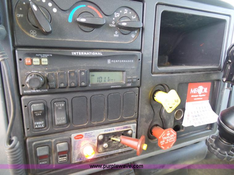 image for item N9404 2003 International 7400 bucket truck