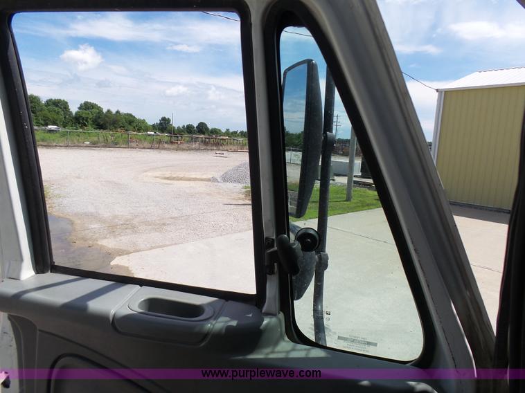 image for item N9404 2003 International 7400 bucket truck