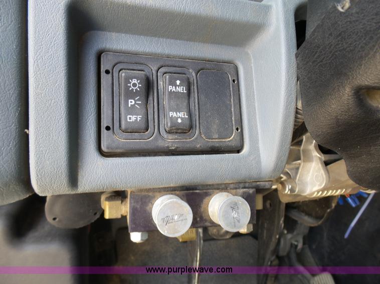 image for item N9404 2003 International 7400 bucket truck