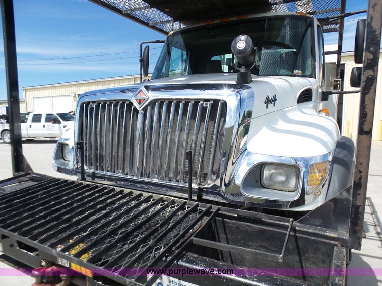 image for item N9404 2003 International 7400 bucket truck