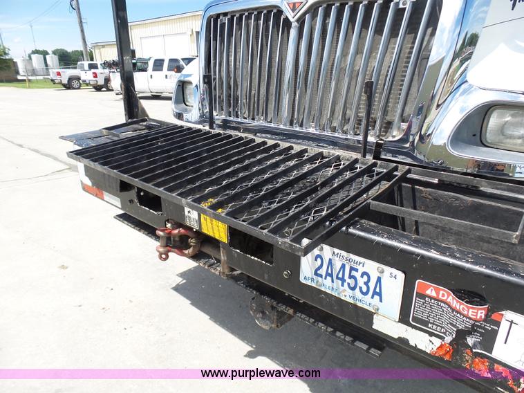 image for item N9404 2003 International 7400 bucket truck