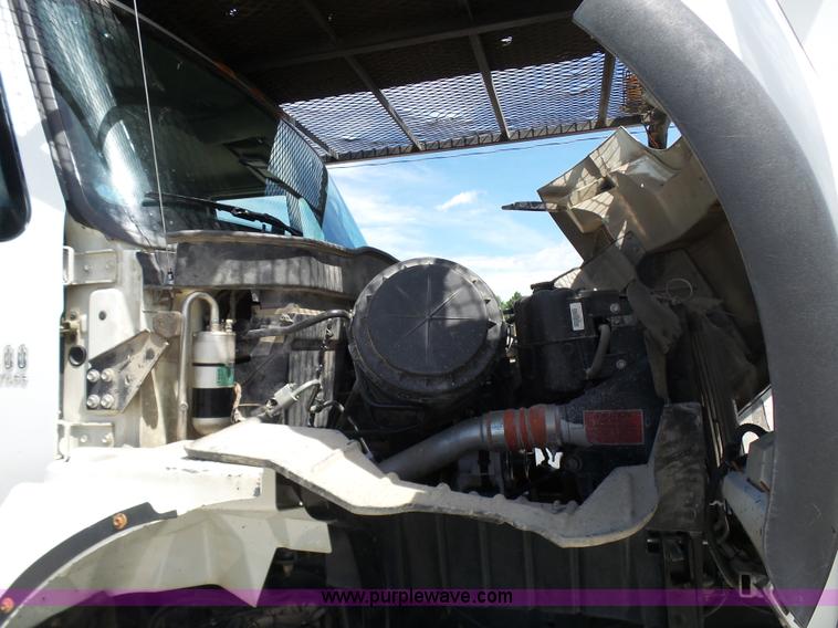 image for item N9404 2003 International 7400 bucket truck