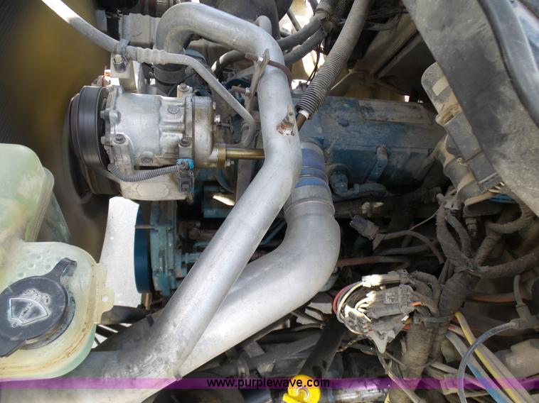 image for item N9404 2003 International 7400 bucket truck