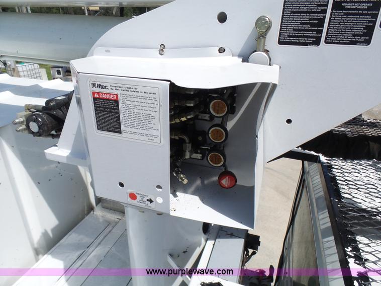 image for item N9404 2003 International 7400 bucket truck