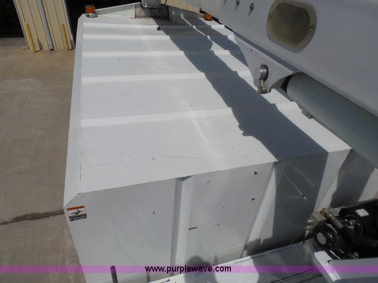 image for item N9404 2003 International 7400 bucket truck