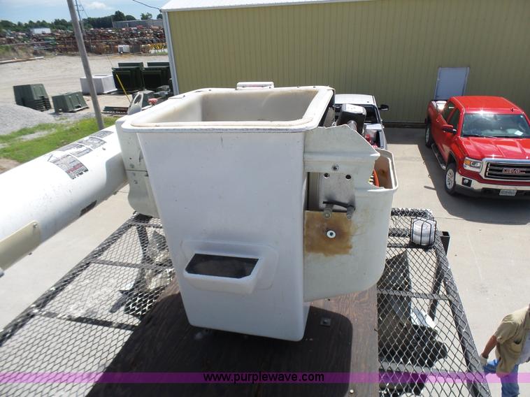 image for item N9404 2003 International 7400 bucket truck