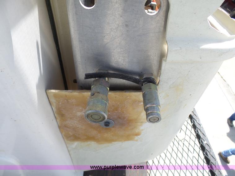 image for item N9404 2003 International 7400 bucket truck