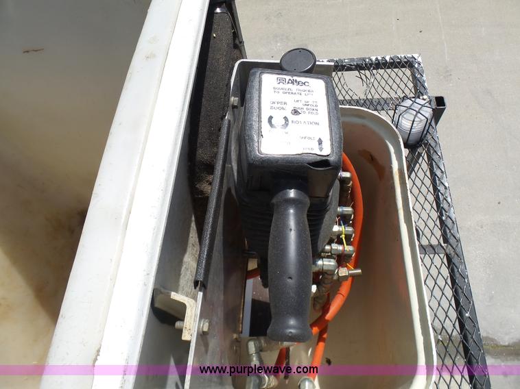 image for item N9404 2003 International 7400 bucket truck