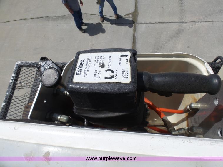 image for item N9404 2003 International 7400 bucket truck