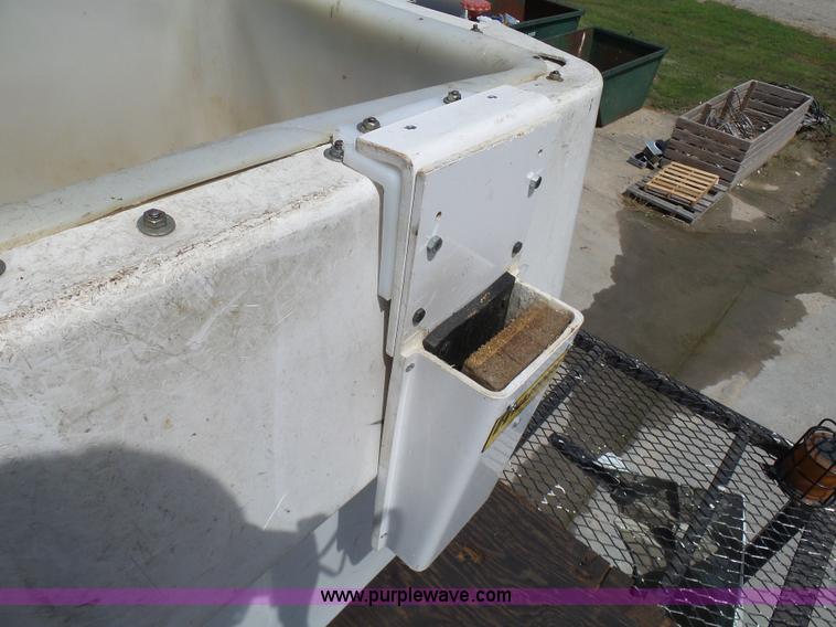 image for item N9404 2003 International 7400 bucket truck