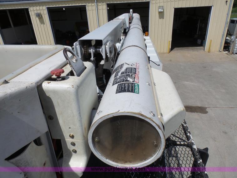 image for item N9404 2003 International 7400 bucket truck