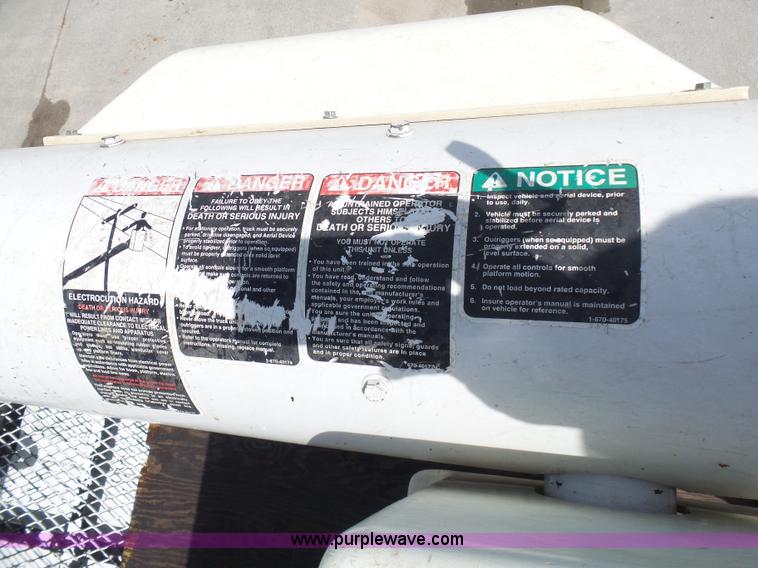 image for item N9404 2003 International 7400 bucket truck