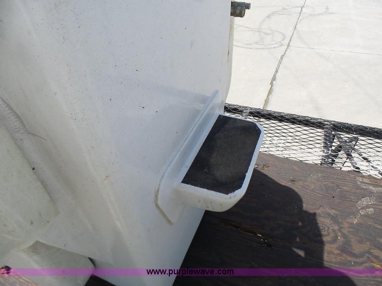 image for item N9404 2003 International 7400 bucket truck