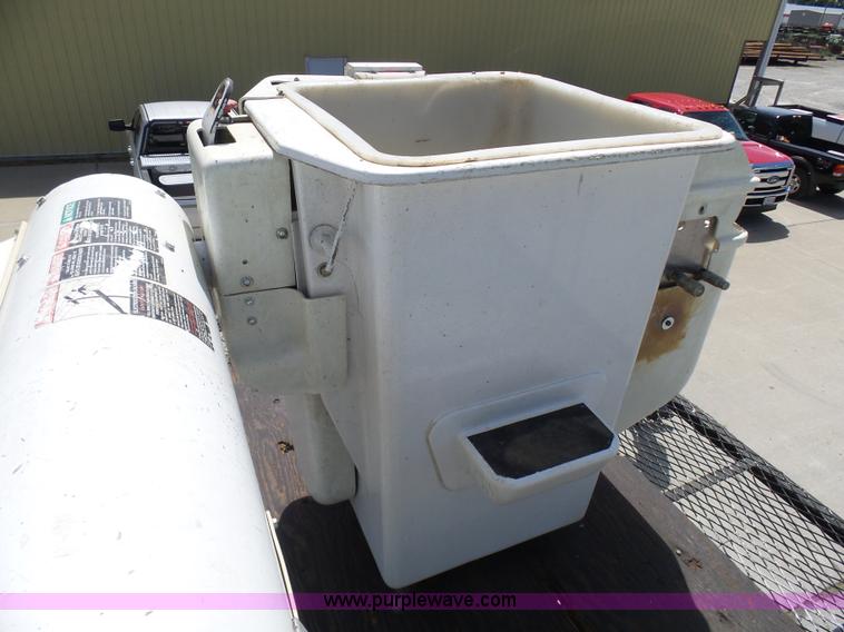 image for item N9404 2003 International 7400 bucket truck