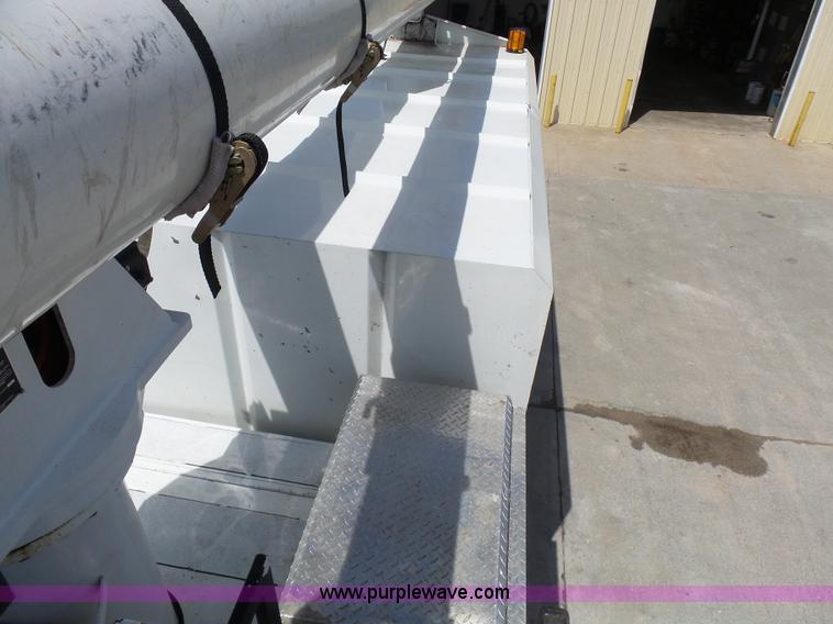 image for item N9404 2003 International 7400 bucket truck