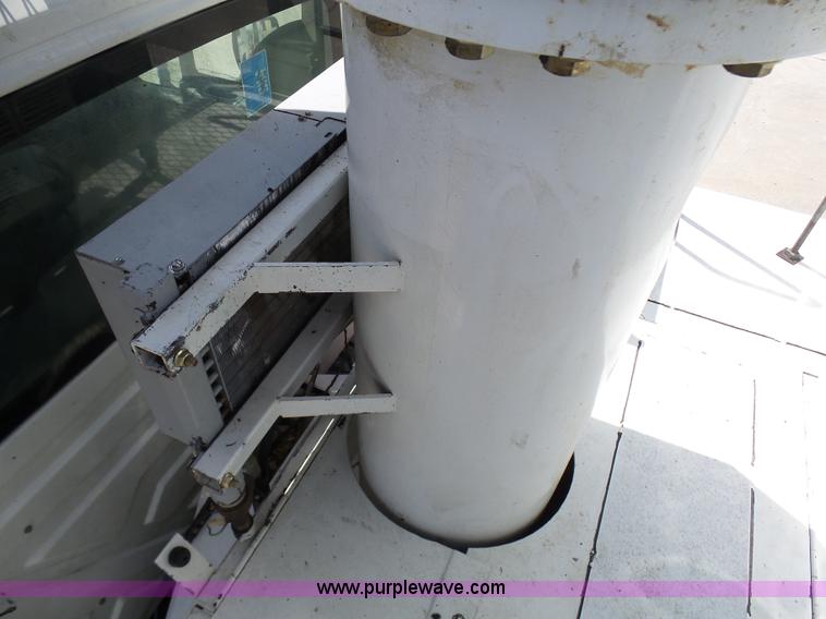 image for item N9404 2003 International 7400 bucket truck