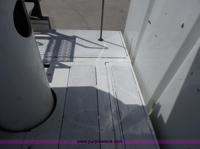 image for item N9404 2003 International 7400 bucket truck