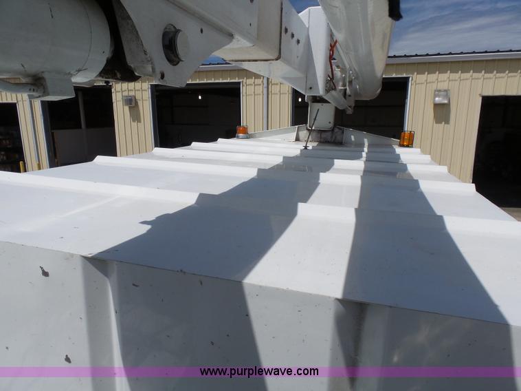 image for item N9404 2003 International 7400 bucket truck