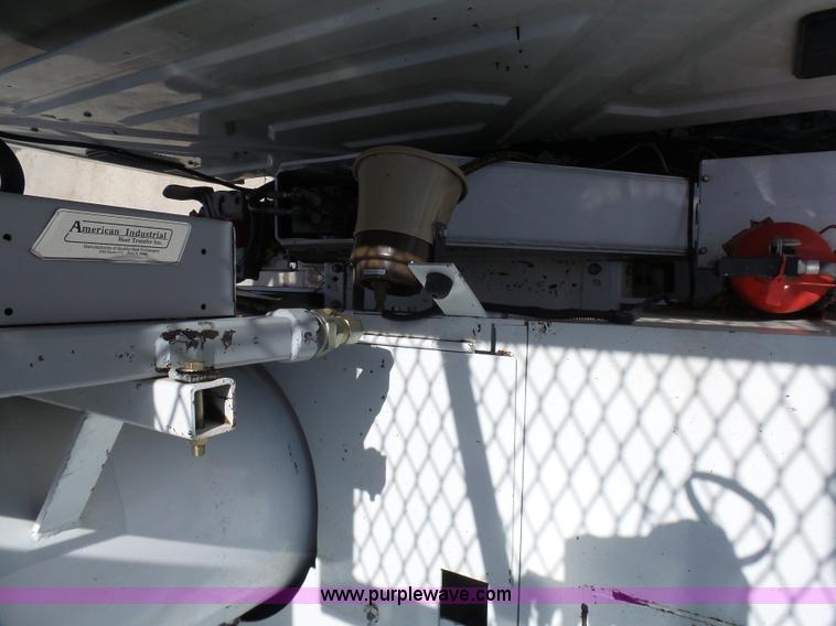 image for item N9404 2003 International 7400 bucket truck