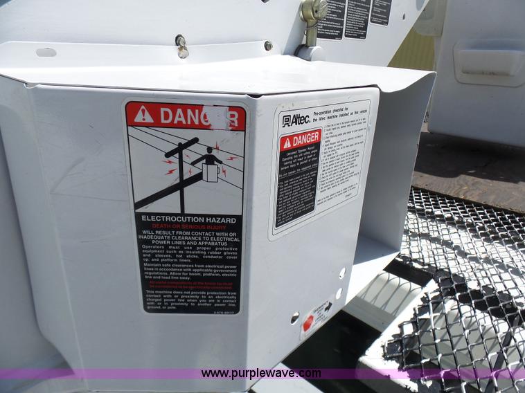 image for item N9404 2003 International 7400 bucket truck