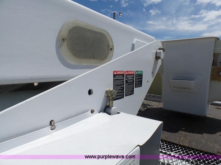 image for item N9404 2003 International 7400 bucket truck